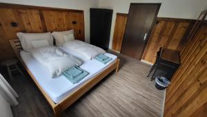 平茨高谷地瓦尔德Haus Grübl的一间卧室配有带白色床单和枕头的床。