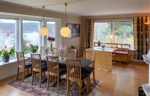 瓦尔德马什维克Amazing Home In Valdemarsvik With Wifi的一间带桌椅的用餐室