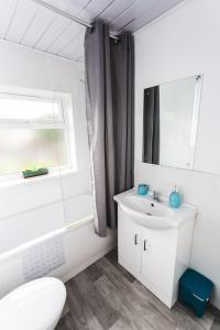 伍尔弗汉普顿Probert- Perfectly Placed- Driveway - 3 bed的白色的浴室设有水槽和镜子