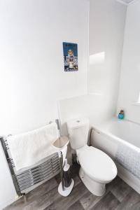 伍尔弗汉普顿Probert- Perfectly Placed- Driveway - 3 bed的白色的浴室设有卫生间和浴缸。