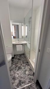亚眠B&B HOTEL Amiens Centre Cathédrale的浴室配有盥洗盆、卫生间和淋浴。