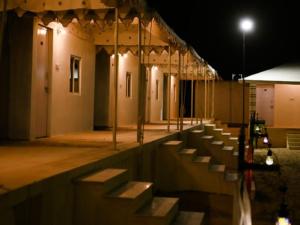 斋沙默尔Royal Luxury Camp Jaisalmer的夜间建筑物里一排座位的舞台