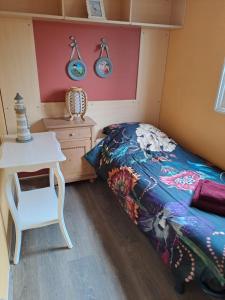 塞罗斯凯尔克Vakantie bij 17的一间小卧室,配有一张床和一张桌子