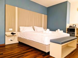 利莫内-苏尔加达Hotel all'Azzurro的一间卧室配有一张白色大床和蓝色的墙壁