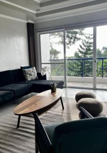 KababaeTrillo Bay Villas的客厅配有沙发和桌子