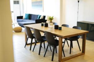 KababaeTrillo Bay Villas的客厅配有一张木桌和椅子