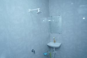 索姆纳特Dwarkesh Farm&Resort的白色的浴室设有水槽和淋浴。