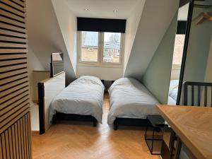 巴德胡弗多普Bnb de leeuw的小型客房 - 带2张床和窗户