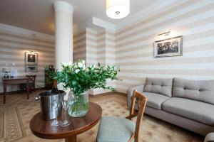 比亚韦斯托克世界语酒店 的客厅配有沙发和桌子