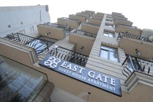 亚的斯亚贝巴East Gate Appartement Gust House的一座高大的建筑,上面标有阅读东门旅馆公寓的标志