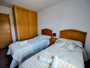萨里亚López Estación的一间卧室设有两张床和床头柜