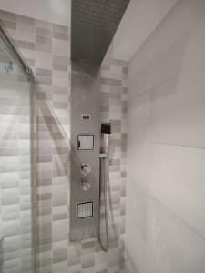 萨里亚López Estación的浴室设有瓷砖墙壁和淋浴间。