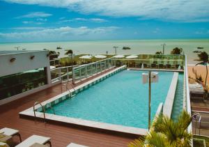 若昂佩索阿坦巴乌卢克索诺德酒店的海滩背景游泳池