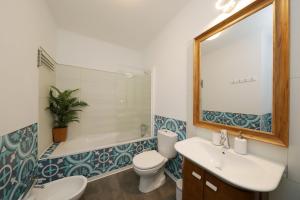 卡巴纳斯·德·塔维拉Royal Cabanas Golf的一间带水槽、卫生间和镜子的浴室