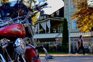 尤尔马拉佩嘎萨必尔斯温泉酒店的停在大楼前的一辆红色摩托车