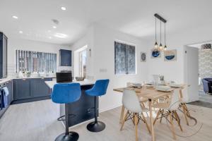 西布罗姆维奇Stylish 3BR Home - Beautiful Garden - Parking的厨房以及带桌椅的用餐室。