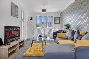 西布罗姆维奇Stylish 3BR Home - Beautiful Garden - Parking的带沙发和电视的客厅