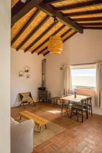 Costa Vicentina cottage with a view的休息区