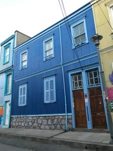 瓦尔帕莱索B&B La Nona的街道边的蓝色建筑