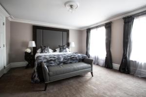 皇家滕布里奇韦尔斯壹华威公园酒店的一间卧室配有一张床、一把椅子和窗户。