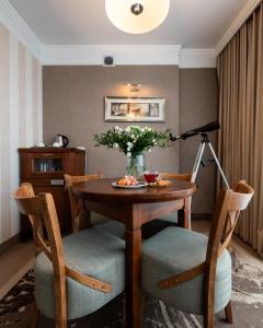 比亚韦斯托克世界语酒店 的一间带桌椅和台灯的用餐室