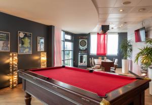 科凯勒B&B HOTEL Calais Terminal Cité Europe 3 étoiles的台球室,配有红色台球桌
