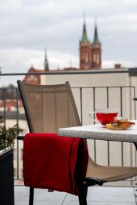 比亚韦斯托克世界语酒店 的阳台上摆放着桌椅和一盘食物