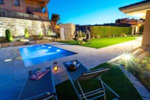 Viñaixa5 bedrooms villa with private pool sauna and terrace at Vinaixa的游泳池旁带桌椅的天井