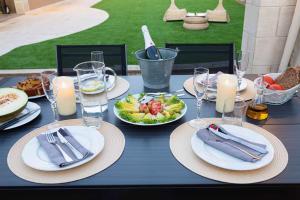 Viñaixa5 bedrooms villa with private pool sauna and terrace at Vinaixa的蓝色桌子,上面放有食物和酒杯