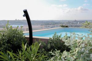 斯利马Ta' Tereza In Manwel Dimech的从房子里可欣赏到游泳池的景色