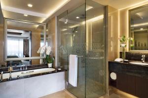 曼谷曼谷河畔安纳塔拉度假酒店的一间带玻璃淋浴和水槽的浴室