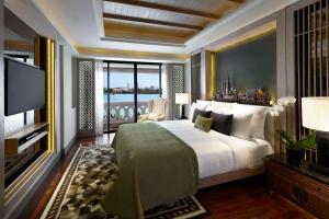 曼谷曼谷河畔安纳塔拉度假酒店的一间卧室配有一张大床和电视