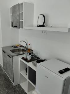 塞萨洛尼基PANSEA 05 IsimeriaHomz的白色的厨房设有水槽和台面