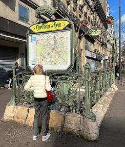 巴黎HOTEL DU CHATEAU的看到街上地图的女人