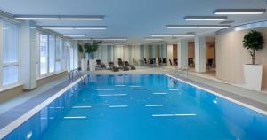 俄斯特拉发俄斯特拉发克拉丽奥酒店的大型办公楼的大型游泳池