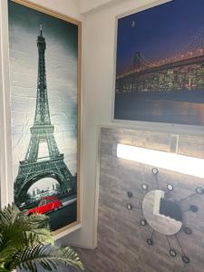 巴黎HOTEL DU CHATEAU的墙上的艾菲尔铁塔的照片