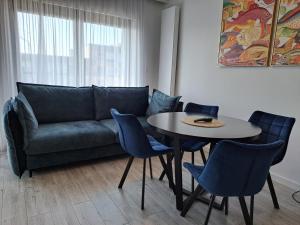 济夫努夫Gardenia Seaside Apartament 34的客厅配有沙发和桌椅