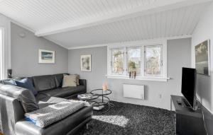 JægersprisAmazing Home In Jgerspris With 2 Bedrooms And Wifi的带沙发和电视的客厅