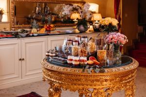 布拉格Alchymist Grand Hotel and Spa - Preferred Hotels & Resorts的桌子上面有食物和饮料