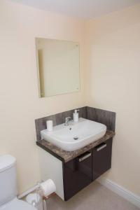 斯特劳德Orange Lilly In Stroud的一间带水槽和镜子的浴室