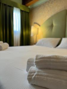 威尼斯312 Piazza San Marco的酒店客房,配有带毛巾的床
