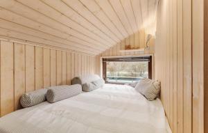 哈姆堡4 Bedroom Beautiful Home In Humble的木制客房内的一张大床