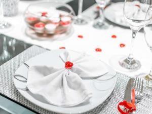 瓦拉日丁Holiday Home Dom & San的白色的桌子,上面有带餐巾纸的白色盘子