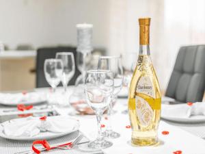 瓦拉日丁Holiday Home Dom & San的桌子上摆放着一瓶葡萄酒和眼镜