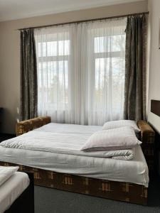 库多瓦-兹德鲁伊Villa Carmen的一间卧室设有两张床和窗户。
