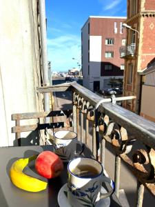 迪耶普LES BAIGNEUSES的阳台上的桌子上放着咖啡和水果