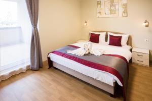 布达佩斯迪威尔第公寓酒店 的一间卧室配有一张床,床上有毛巾
