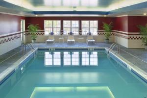 哈帕克长岛哈帕克/艾斯兰迪亚原住客栈的蓝色水的酒店客房的游泳池
