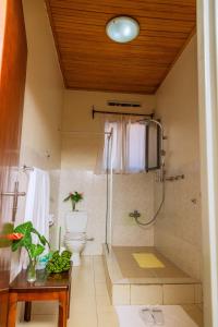 基加利One Click Hotel的带淋浴和卫生间的浴室