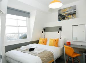 伦敦Camden Town Self Check-in Luxury Rooms的一间卧室配有一张大床、一张桌子和一张书桌